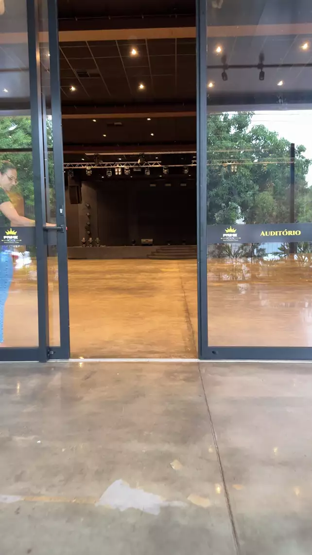 Portas do auditório do Prime House